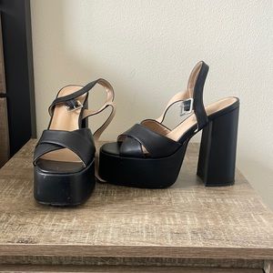 Black platform sandals/heels. Women’s size 8.5. Only worn once. Brand is Sedai.